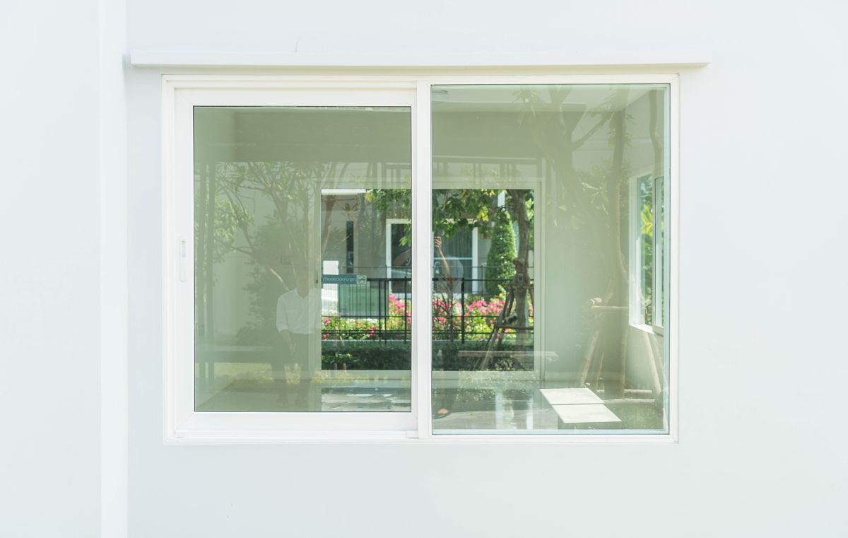 Porte-fenêtre vitrée donnant sur un jardin