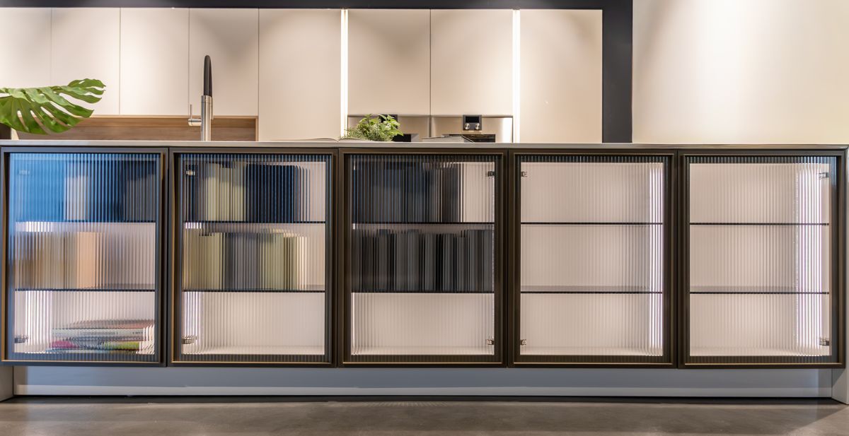 Meuble bas aux portes en verre cannelé, éclairé de l'intérieur
