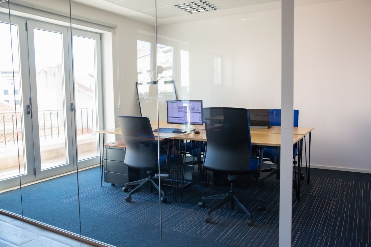 Salle de réunion vide vue à travers une paroi vitrée
