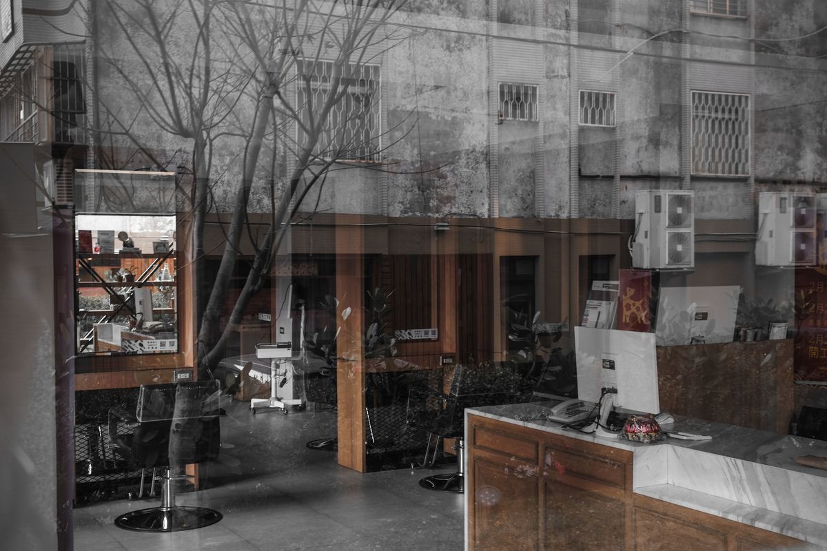 Intérieur d'un salon de coiffure vu depuis la rue